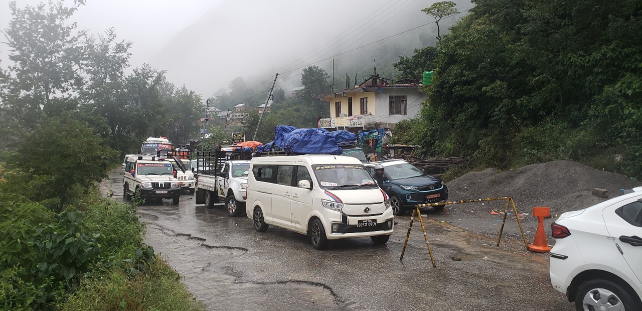वर्षाको कारण बिपी राजमार्ग अवरुद्ध